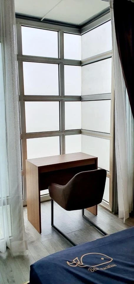 For sale: Victoria Lakeview Condominium, large room, good usable area, good for own use or investment, don't hesitate.