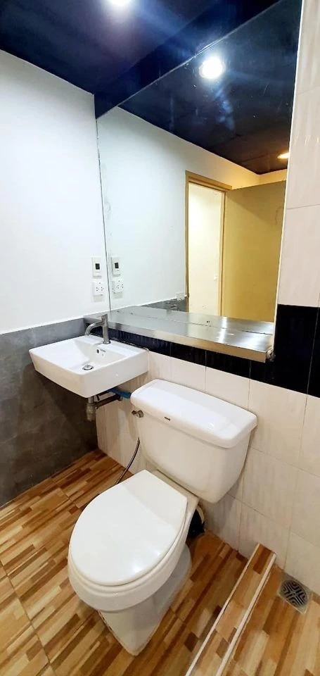 For sale: Victoria Lakeview Condominium, large room, good usable area, good for own use or investment, don't hesitate.