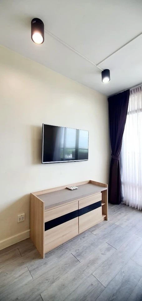 For sale: Victoria Lakeview Condominium, large room, good usable area, good for own use or investment, don't hesitate.