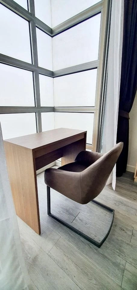 For sale: Victoria Lakeview Condominium, large room, good usable area, good for own use or investment, don't hesitate.