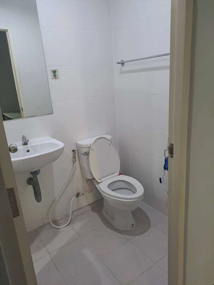 V Condo Ladkrabang for sale. Ready to move in, 2nd floor, garden view. Comes with amenities. Buy now! Don't miss out!