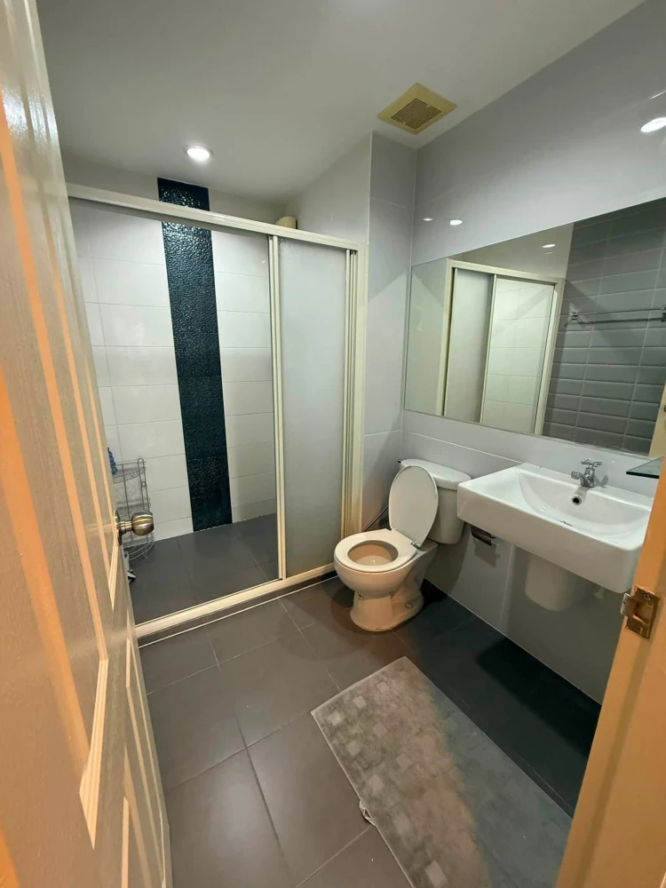 For sale or rent: Aspire Rama 9 condo, fully furnished with built-in furniture throughout. Move-in ready. Don't miss this opportunity!
