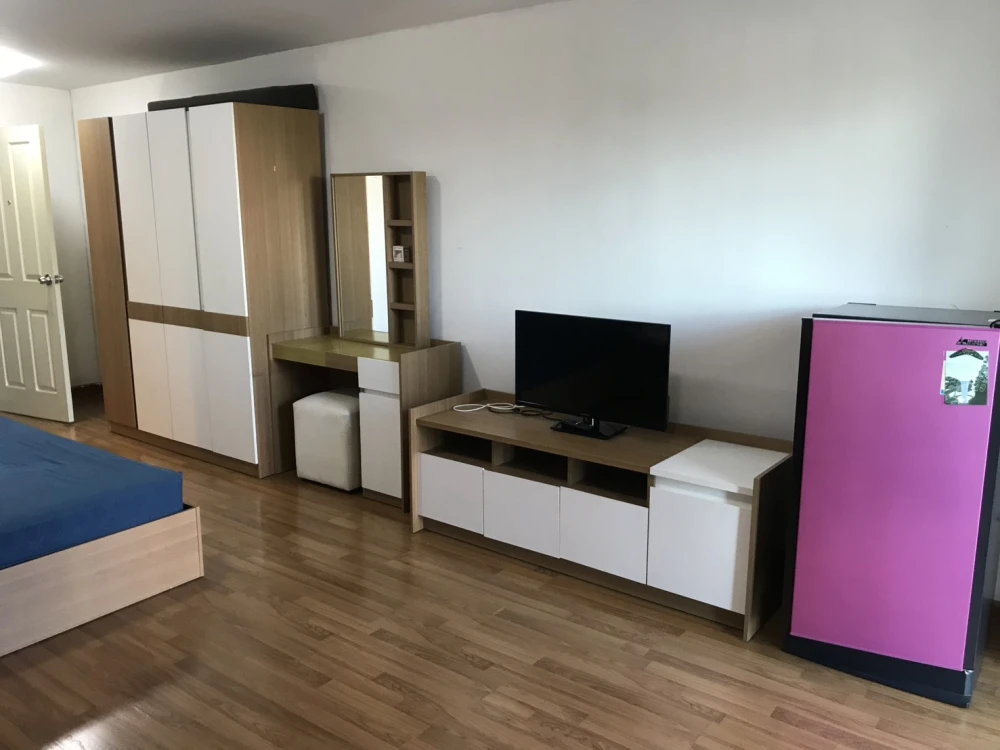 Condo for sale/rent Politehn Reef, a condo next to the Chao Phraya River, cool air, not crowded, with furniture. Reserve now!