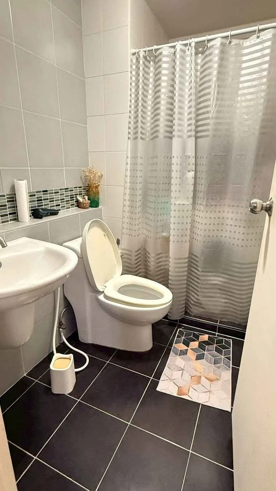 Sell / rent urgently !! D-Condo Ramindra, full of furniture, good location, near department stores, don't miss !!