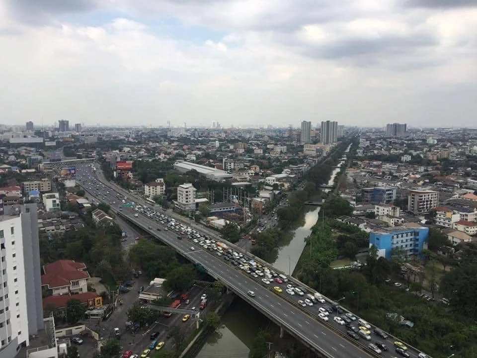 For sale: The Niche Mono Ratchavipha, high floor, city view, complete amenities, good price. Must reserve quickly like this.