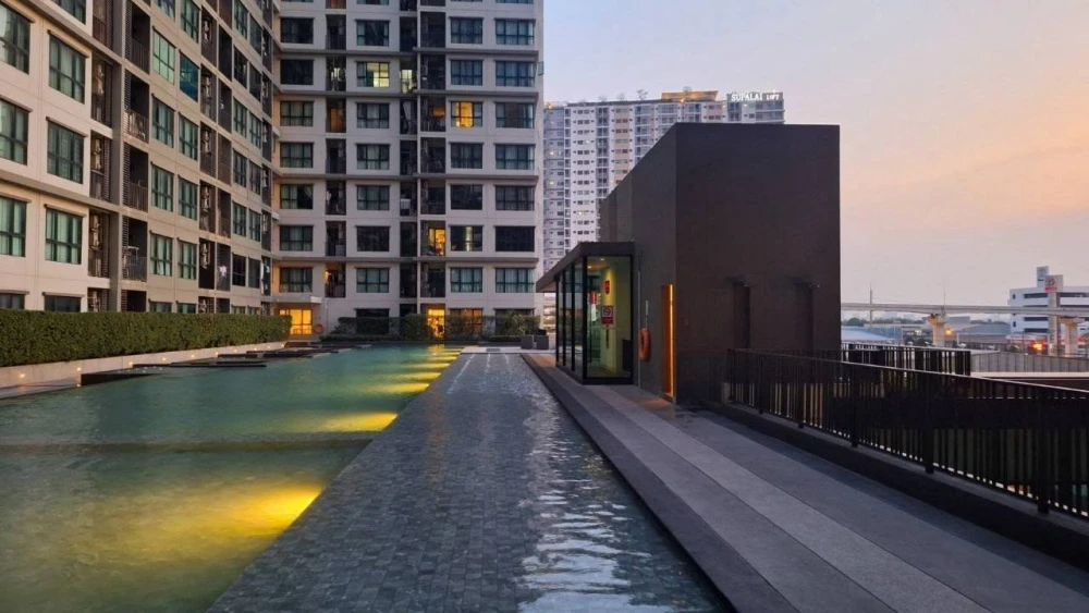 For sale and rent: The Base Chaengwattana. Pool and city views, stunning at night! Don't miss out!