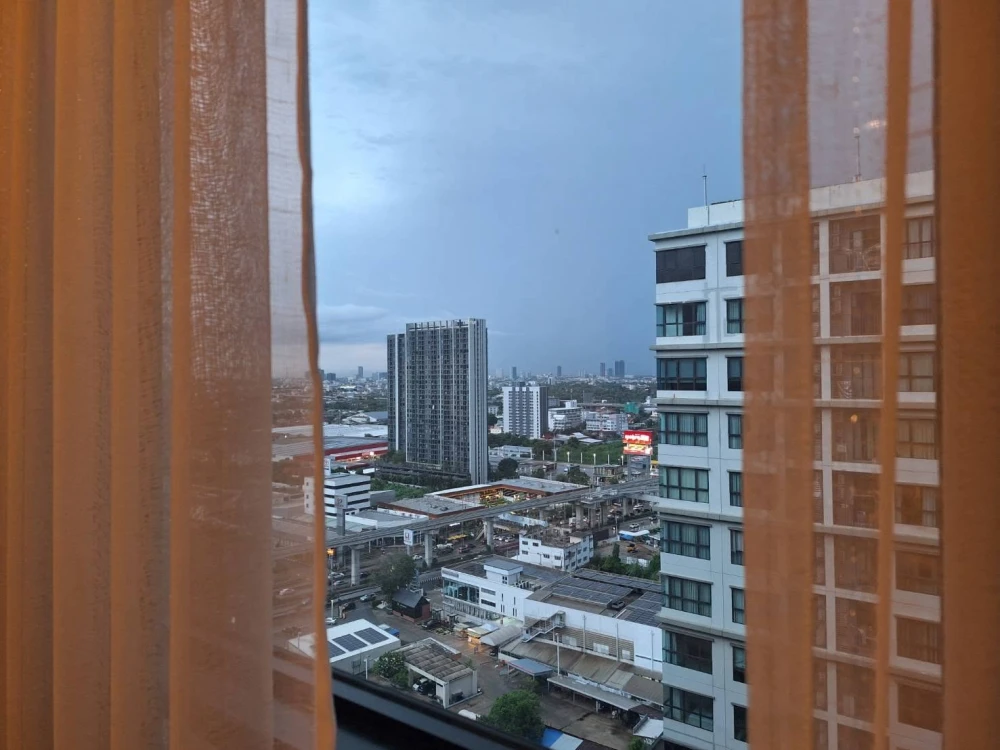 For sale and rent: The Base Chaengwattana. Pool and city views, stunning at night! Don't miss out!