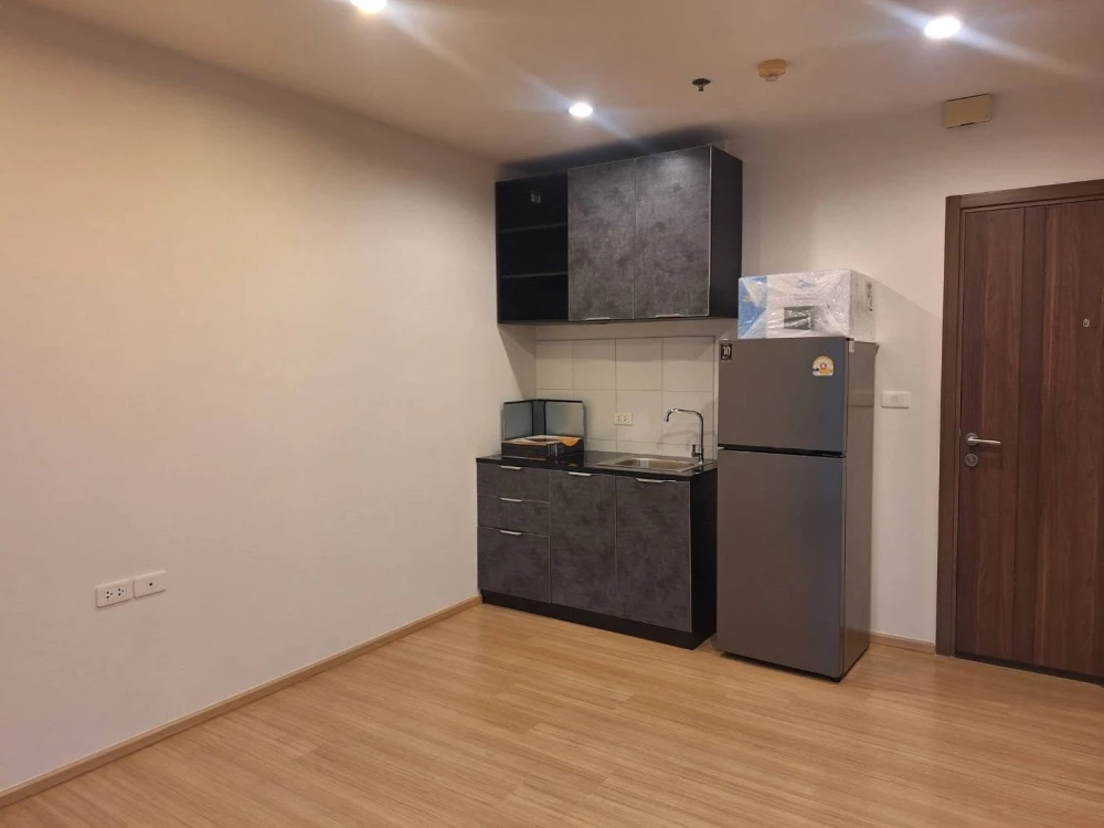 For sale and rent: The Base Chaengwattana. Pool and city views, stunning at night! Don't miss out!