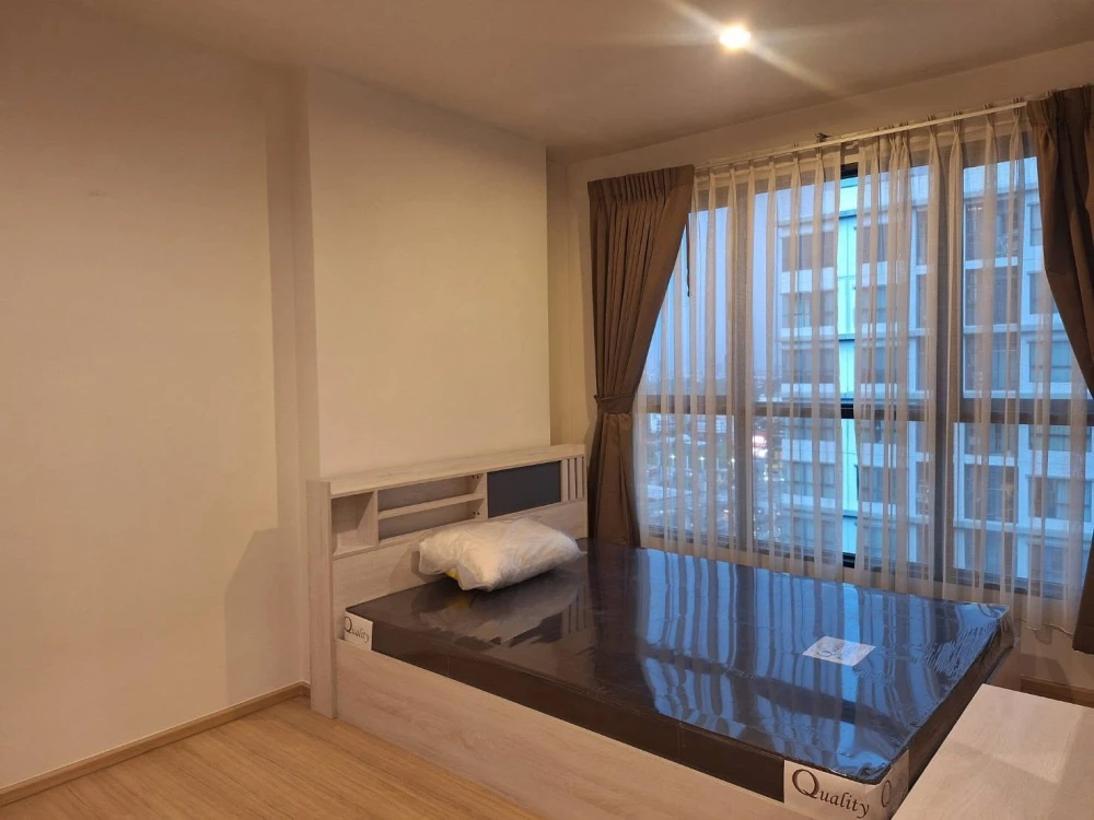 For sale and rent: The Base Chaengwattana. Pool and city views, stunning at night! Don't miss out!
