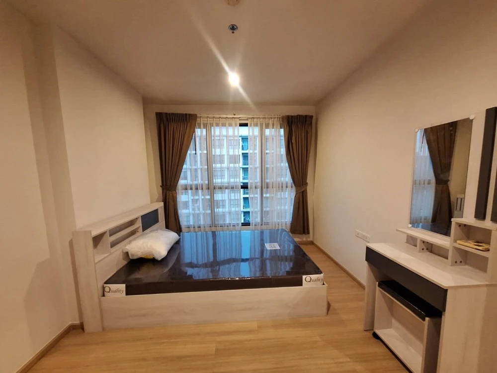 For sale and rent: The Base Chaengwattana. Pool and city views, stunning at night! Don't miss out!