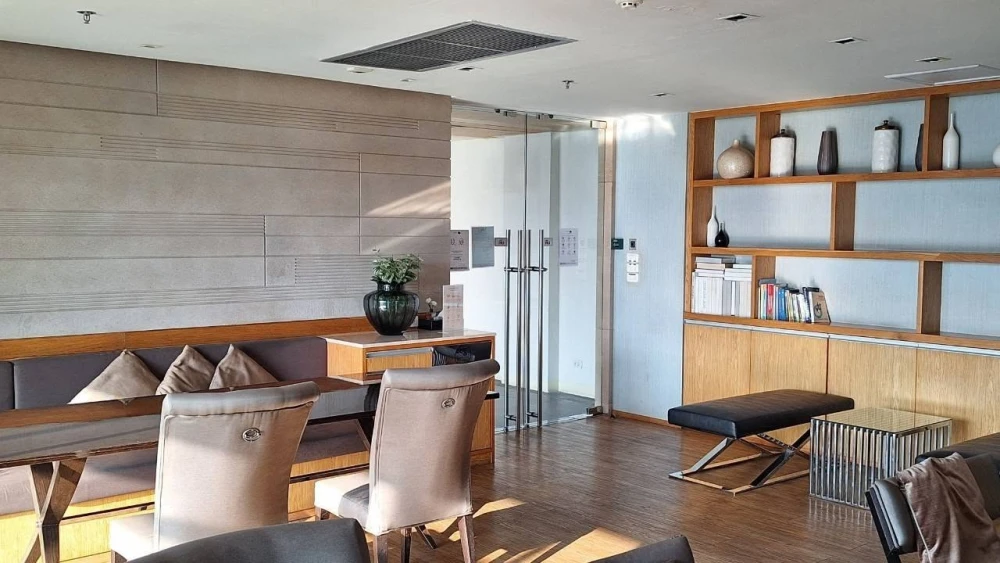 For sale and rent: The Base Chaengwattana. Pool and city views, stunning at night! Don't miss out!