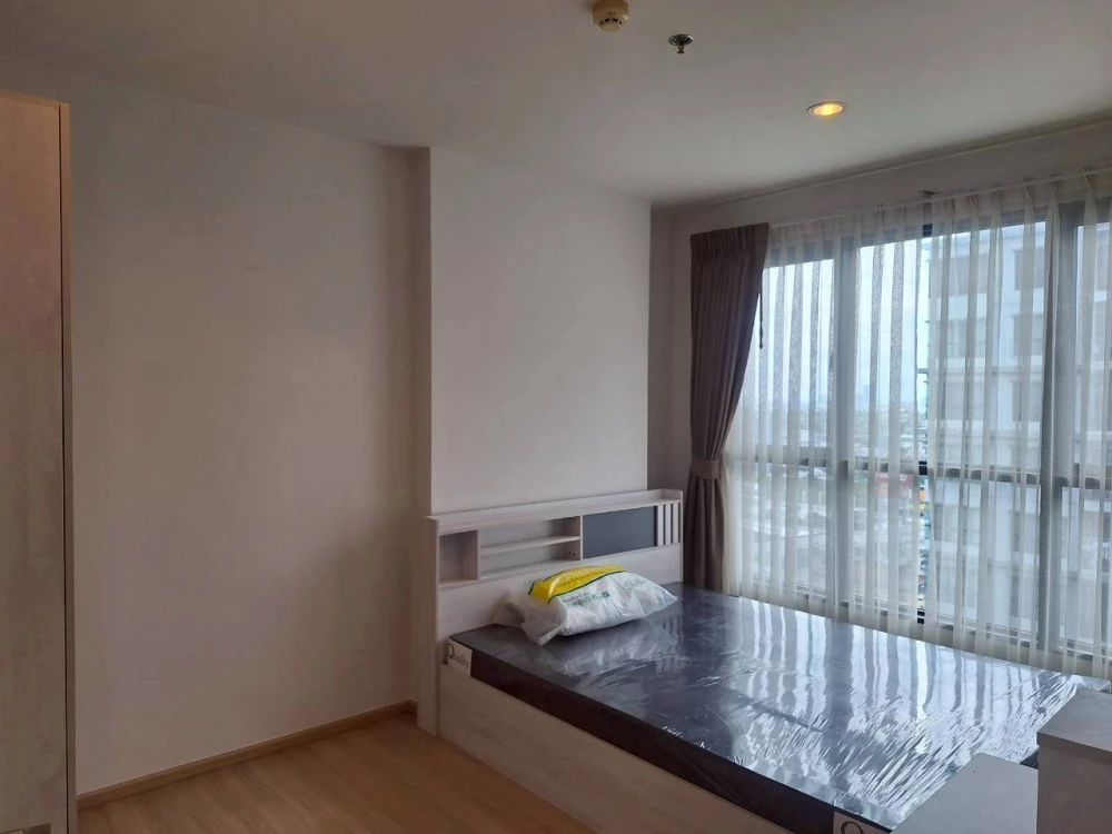 For sale and rent: The Base Chaengwattana. Pool and city views, stunning at night! Don't miss out! images