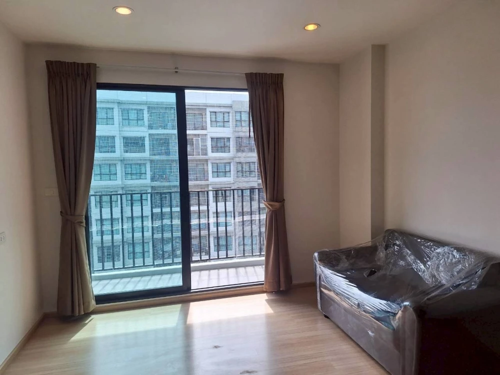 For sale and rent: The Base Chaengwattana. Pool and city views, stunning at night! Don't miss out!