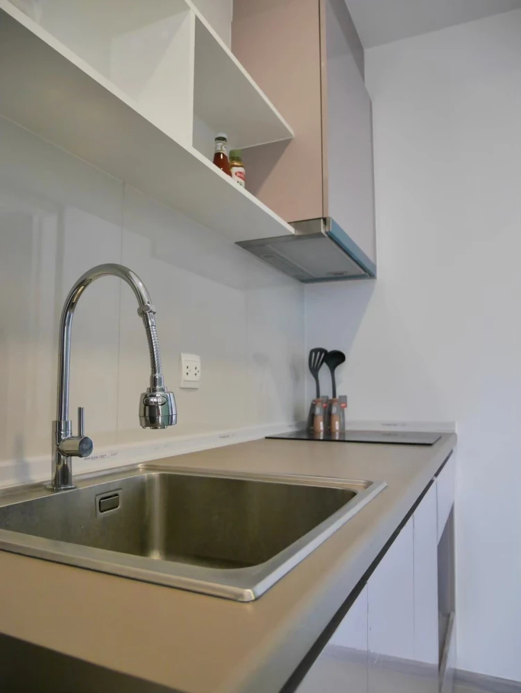 For sale: Aspire Asoke-Ratchada, ready to move in, fully furnished, with all appliances. Buy now, don't miss out!