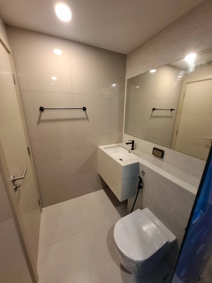 Selling a reservation for Origin Play Bangkhunnon Triple Station, corner unit, great location, beautiful garden view, don't miss it.