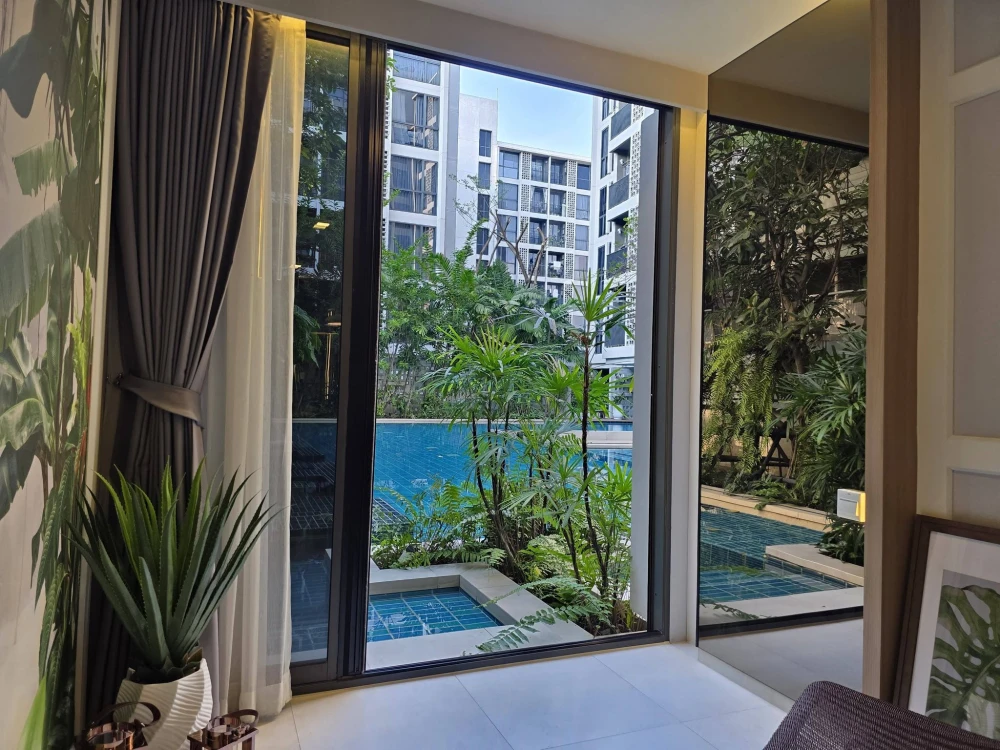 For sale/rent: Chambers On-nut Station, corner unit. Quiet, private, and comfortable. Book now!