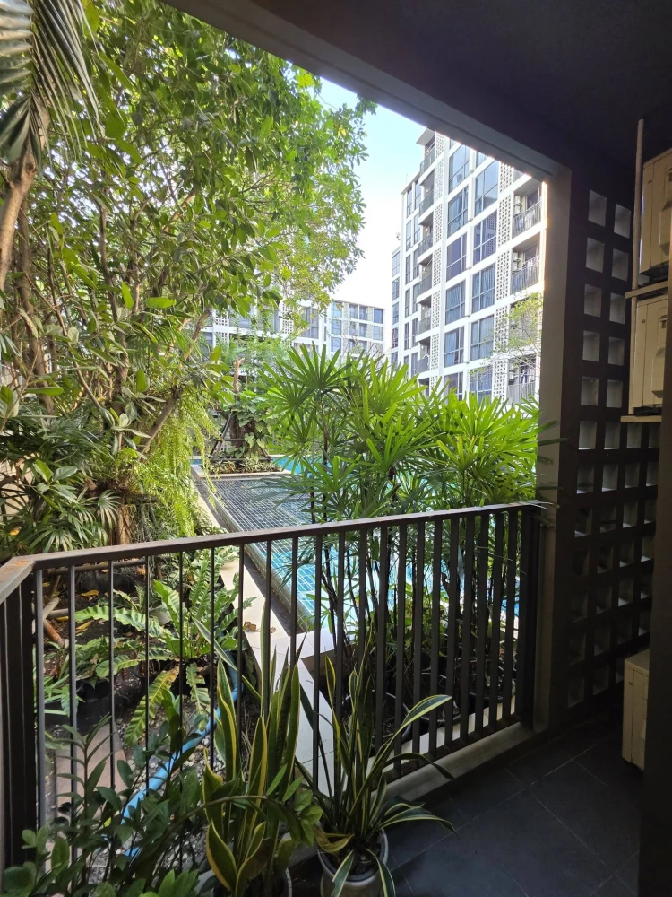 For sale/rent: Chambers On-nut Station, corner unit. Quiet, private, and comfortable. Book now!