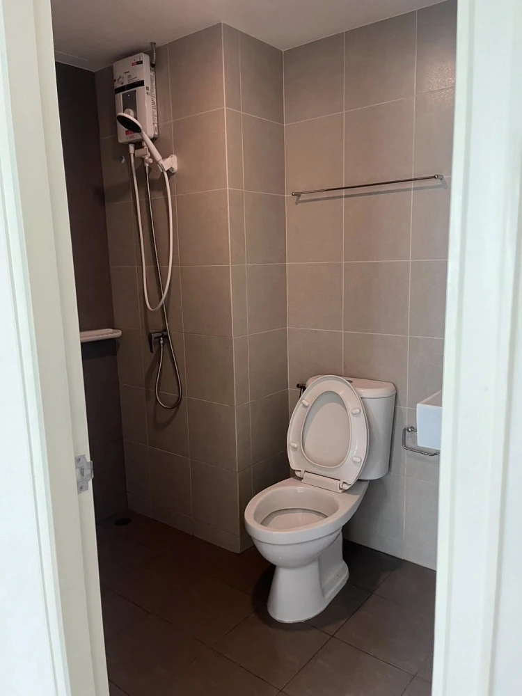 For sale/rent: Lumpini Ville Chaengwattana 10 Condo, unfurnished unit, very livable, perfect for those who love to organize their own space. Don't mis