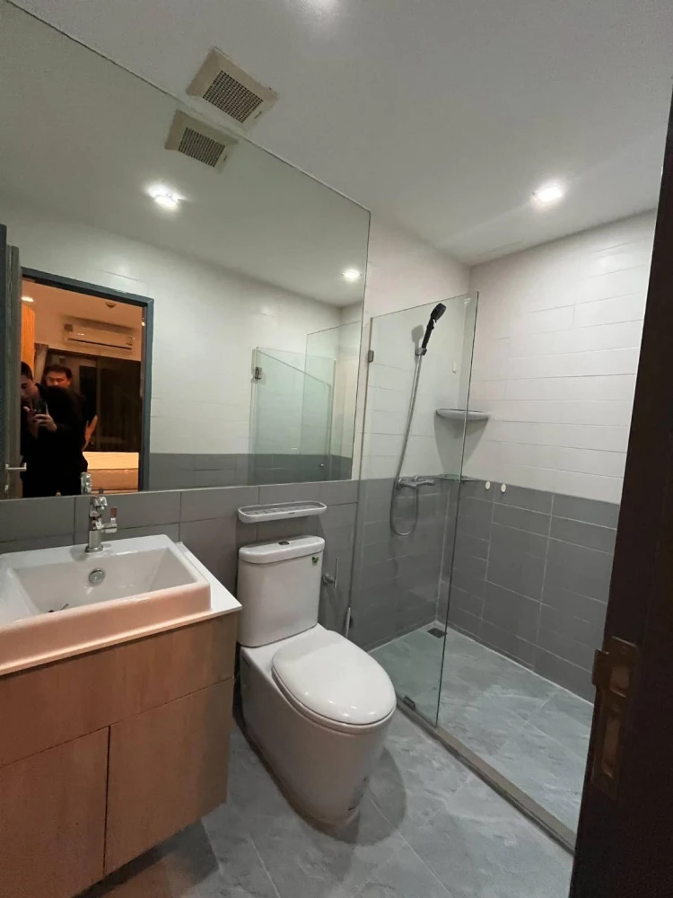 For sale/rent: Ideo Mobi Rama 9. Spacious and comfortable room with a great view. Ready to move in with just your luggage.