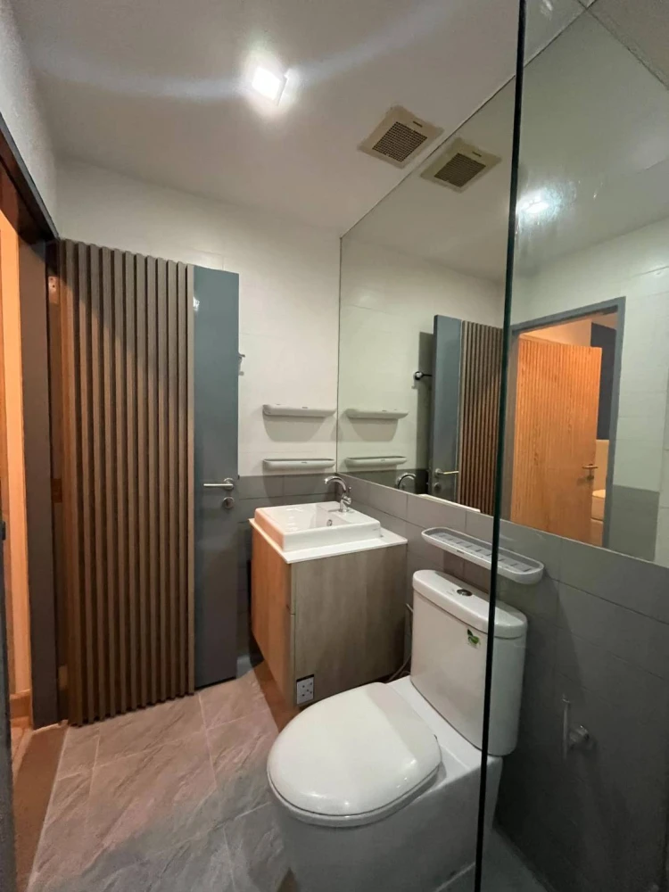 For sale/rent: Ideo Mobi Rama 9. Spacious and comfortable room with a great view. Ready to move in with just your luggage.