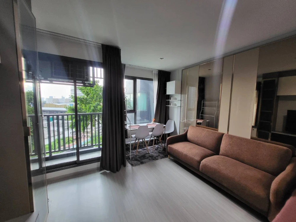 For sale/rent: Life Ladprao, high floor unit, very livable, fully furnished, just bring your bags! Book now before it's too late!