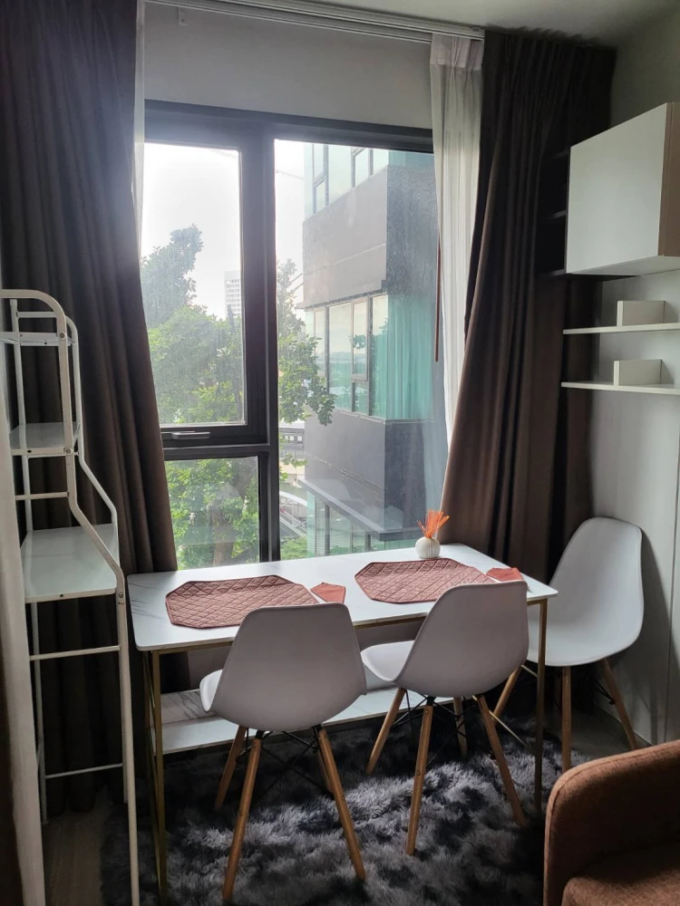 For sale/rent: Life Ladprao, high floor unit, very livable, fully furnished, just bring your bags! Book now before it's too late!