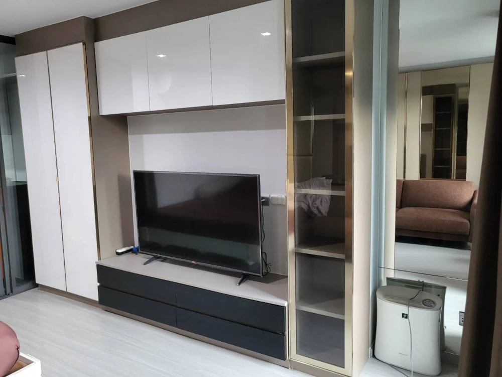 For sale/rent: Life Ladprao, high floor unit, very livable, fully furnished, just bring your bags! Book now before it's too late!