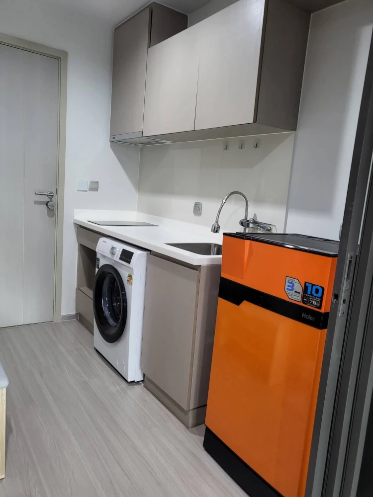 For sale/rent: Life Ladprao, high floor unit, very livable, fully furnished, just bring your bags! Book now before it's too late!