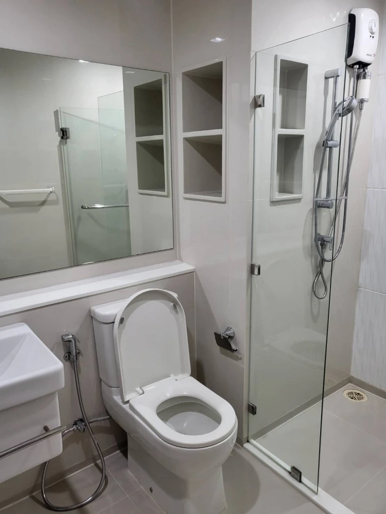 For sale/rent: Life Ladprao, high floor unit, very livable, fully furnished, just bring your bags! Book now before it's too late!