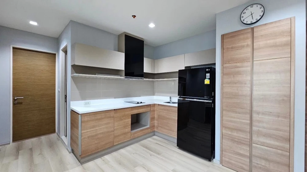 For sale/rent: Rhythm Phahon-Ari, high floor unit, ready to move in, fully furnished, city view, no obstructing buildings. Book now!