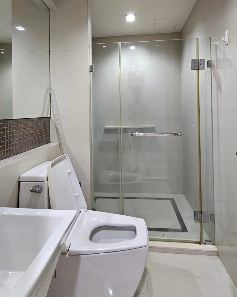 For sale/rent: Rhythm Phahon-Ari, high floor unit, ready to move in, fully furnished, city view, no obstructing buildings. Book now!