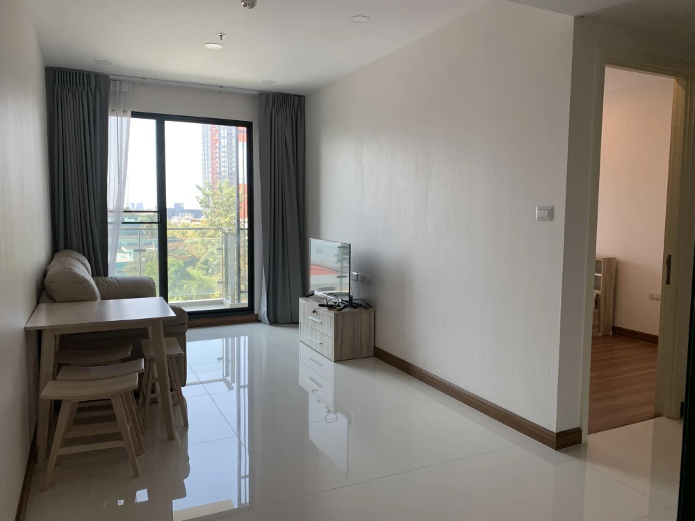 For sale/rent: Supalai Premier Charoen Nakhon. Nice room, fully furnished. Book now!