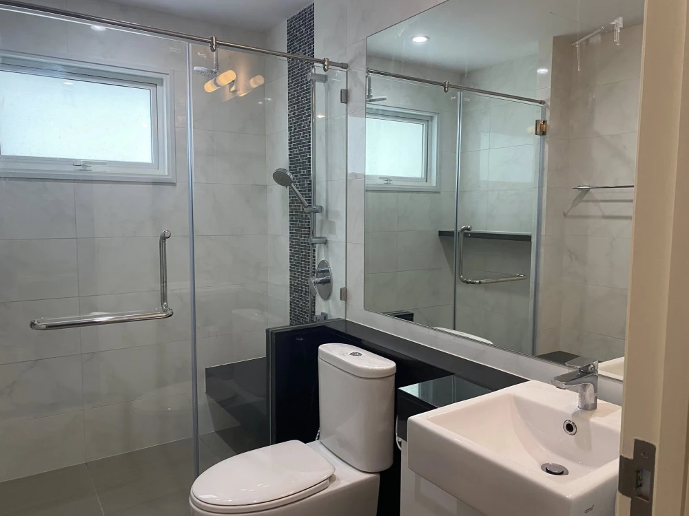 For sale/rent: Supalai Riva Grand Rama 3, ready-to-move-in unit, high floor, fully furnished, spacious and comfortable. Book now!