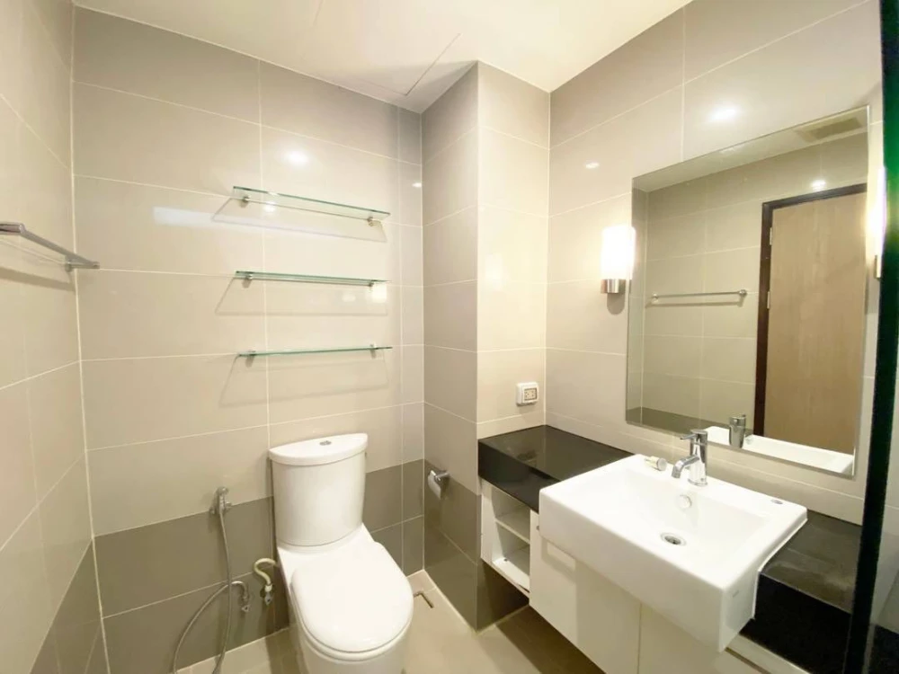 For sale/rent: Supalai River Resort, high floor unit, fully furnished, spacious and comfortable. Book now!