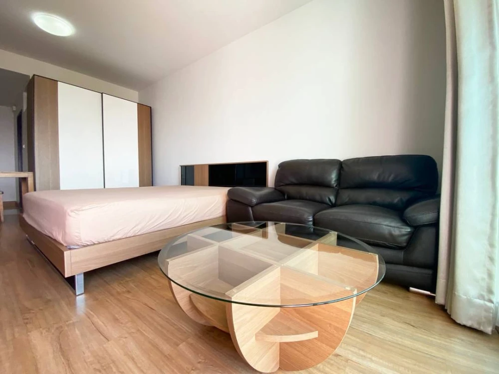 For sale/rent: Supalai River Resort, high floor unit, fully furnished, spacious and comfortable. Book now!