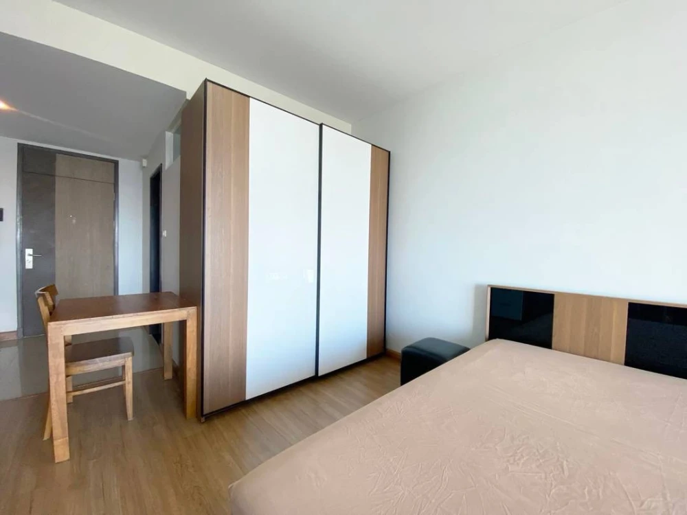 For sale/rent: Supalai River Resort, high floor unit, fully furnished, spacious and comfortable. Book now!
