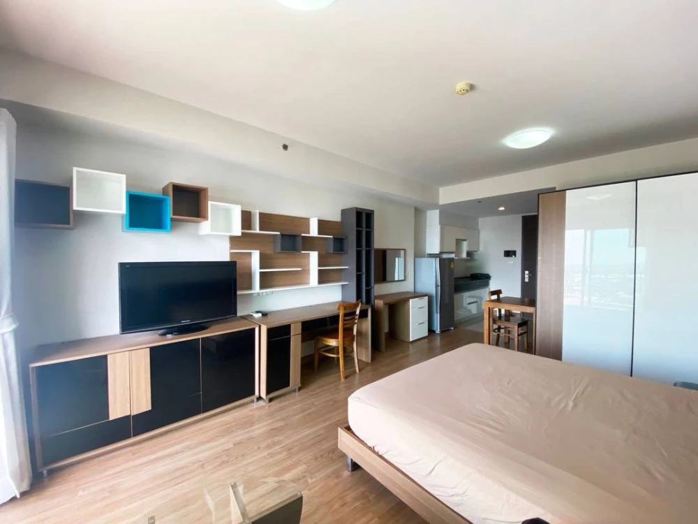 For sale/rent: Supalai River Resort, high floor unit, fully furnished, spacious and comfortable. Book now!