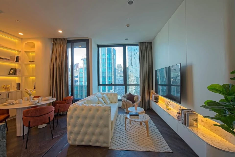 For sale/rent: The ESSE Sukhumvit 36, top floor luxury unit with complete amenities. Spacious room, book now!