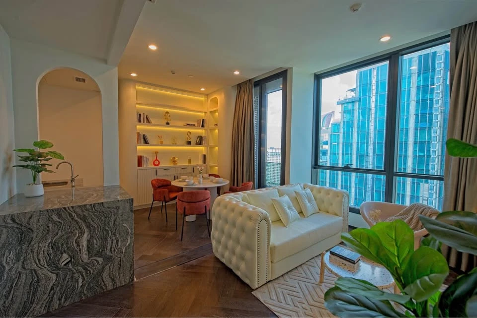 For sale/rent: The ESSE Sukhumvit 36, top floor luxury unit with complete amenities. Spacious room, book now!