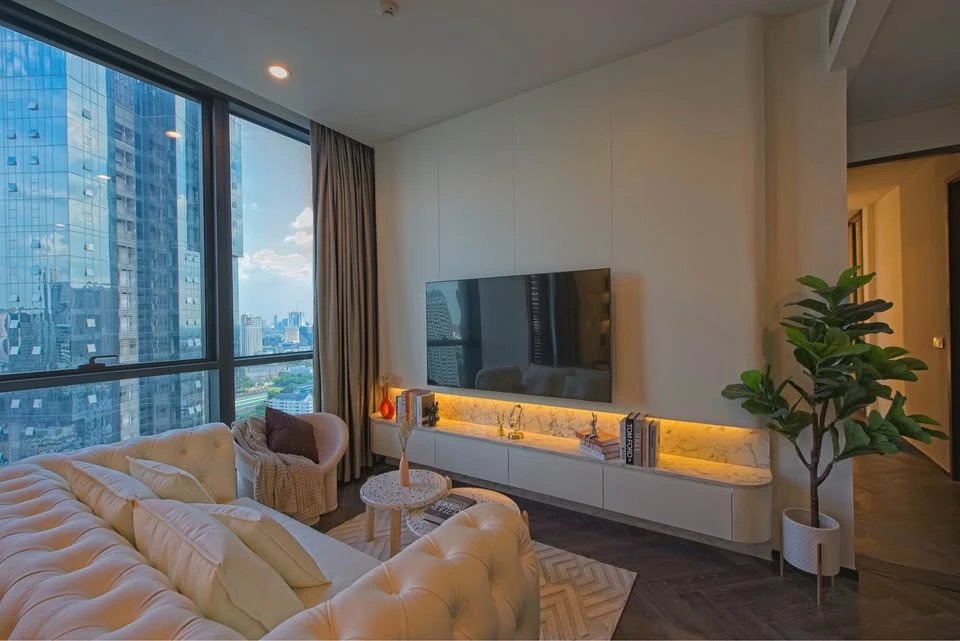 For sale/rent: The ESSE Sukhumvit 36, top floor luxury unit with complete amenities. Spacious room, book now!