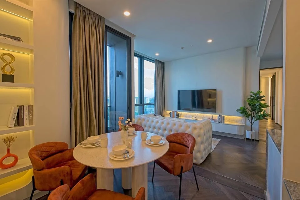 For sale/rent: The ESSE Sukhumvit 36, top floor luxury unit with complete amenities. Spacious room, book now!