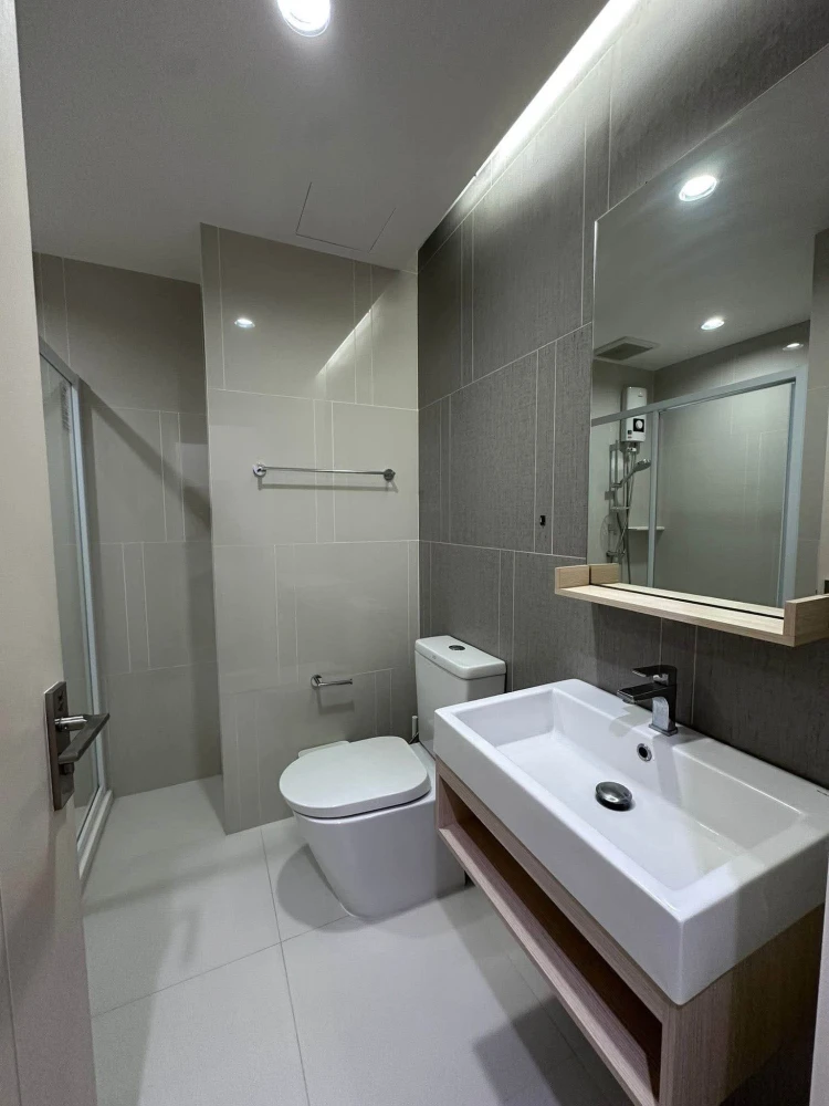 For sale/rent: The Key Sathorn-Charoenrat. Ready-to-move-in unit. Spacious and comfortable. High floor. Book now!