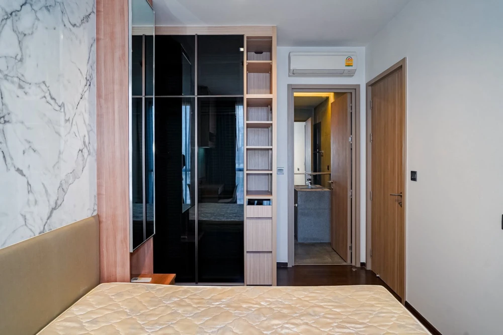 For sale/rent: The Line Ratchathewi, high floor unit, spacious and comfortable. Book now!