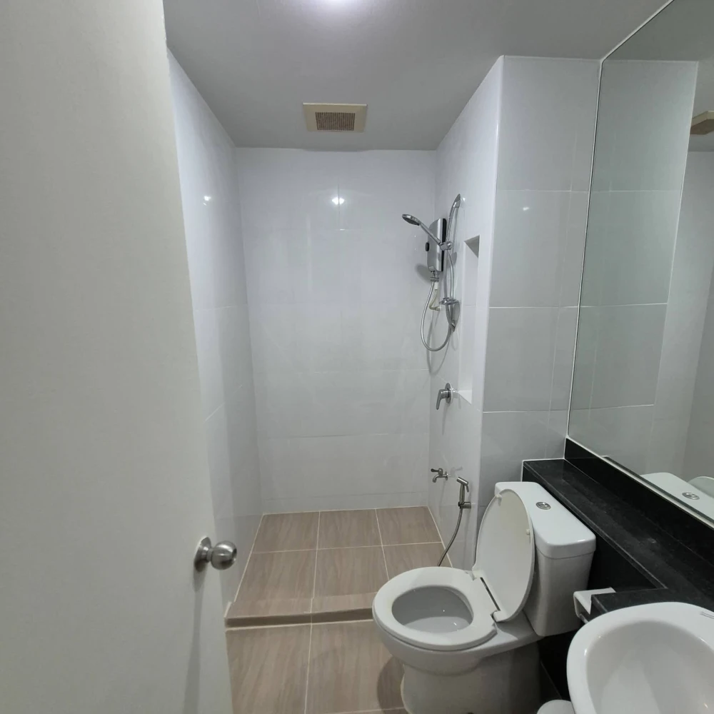 For sale/rent: The Parkland Grand Taksin, high floor unit, comfortable and fully furnished. Book now!
