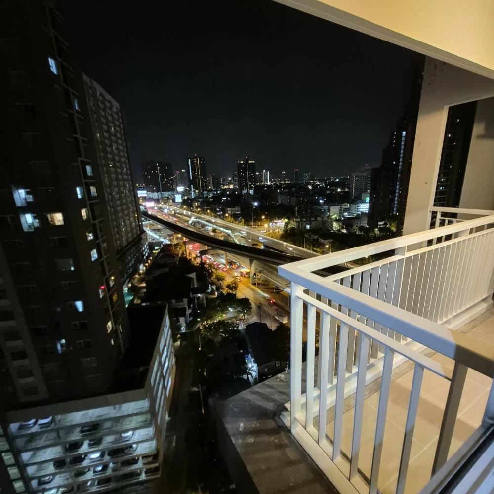 For sale/rent: The Parkland Grand Taksin, high floor unit, comfortable and fully furnished. Book now!
