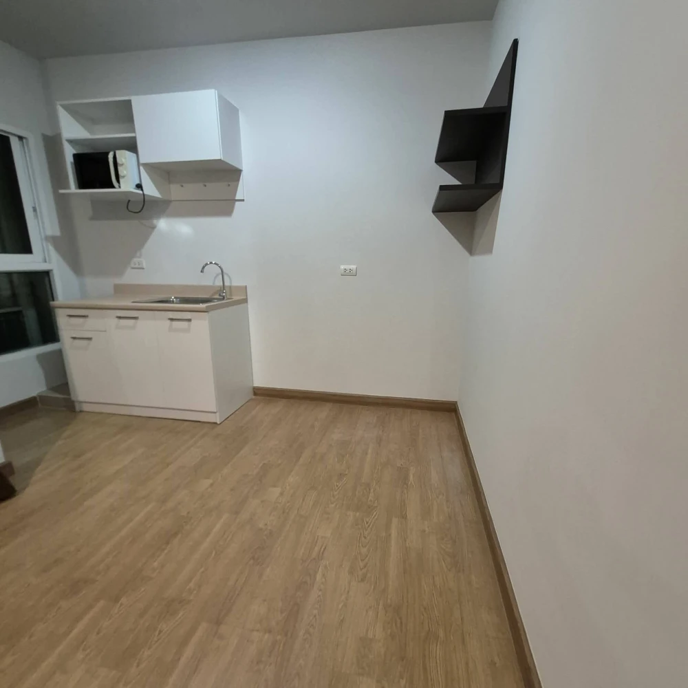 For sale/rent: The Parkland Grand Taksin, high floor unit, comfortable and fully furnished. Book now!