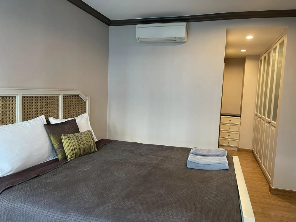 For sale/rent The Reserve, spacious room. Decorated simply and elegantly. Complete with amenities, you can't miss it.