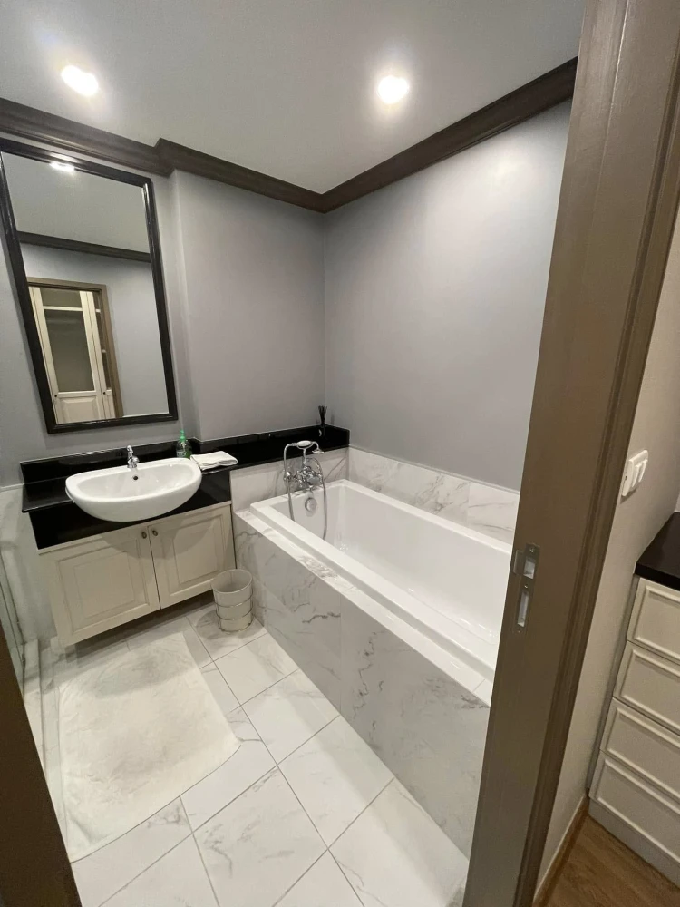 For sale/rent The Reserve, spacious room. Decorated simply and elegantly. Complete with amenities, you can't miss it.