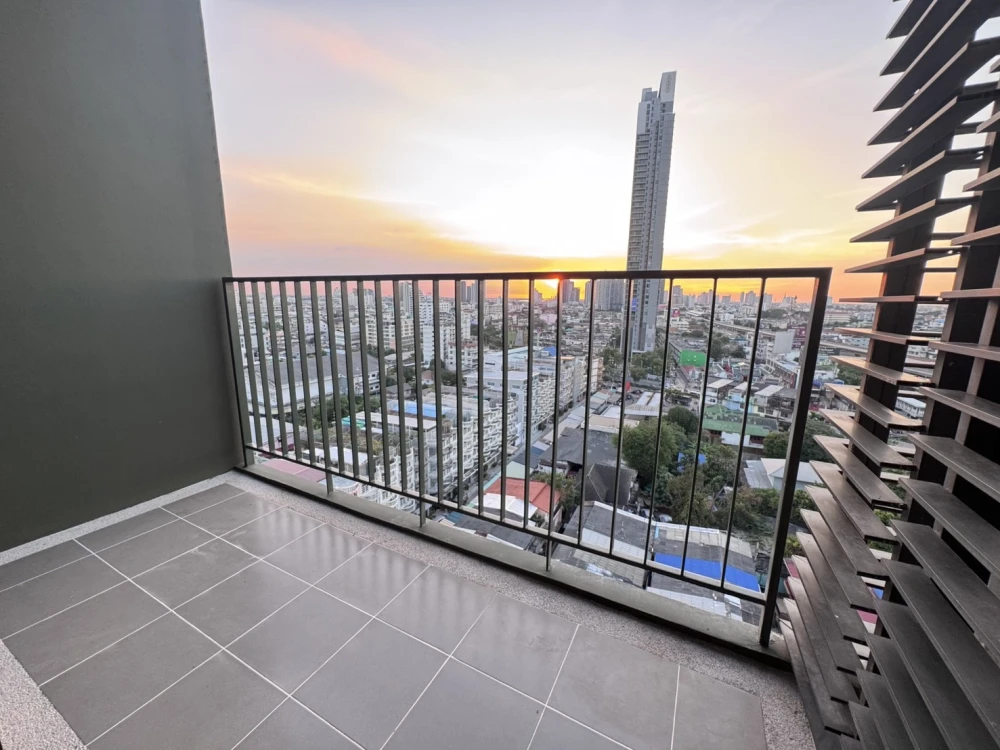 For sale/rent: Teal Sathorn – Taksin Condo. Great atmosphere, great feel, comfortable living. Buy/reserve now!!