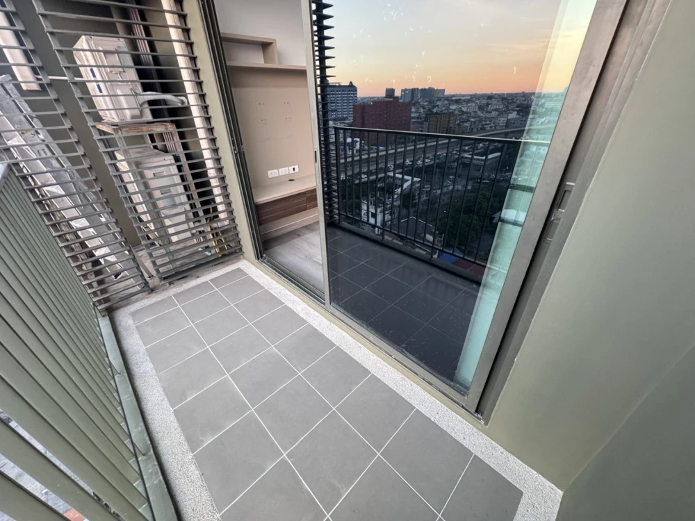For sale/rent: Teal Sathorn – Taksin Condo. Great atmosphere, great feel, comfortable living. Buy/reserve now!!